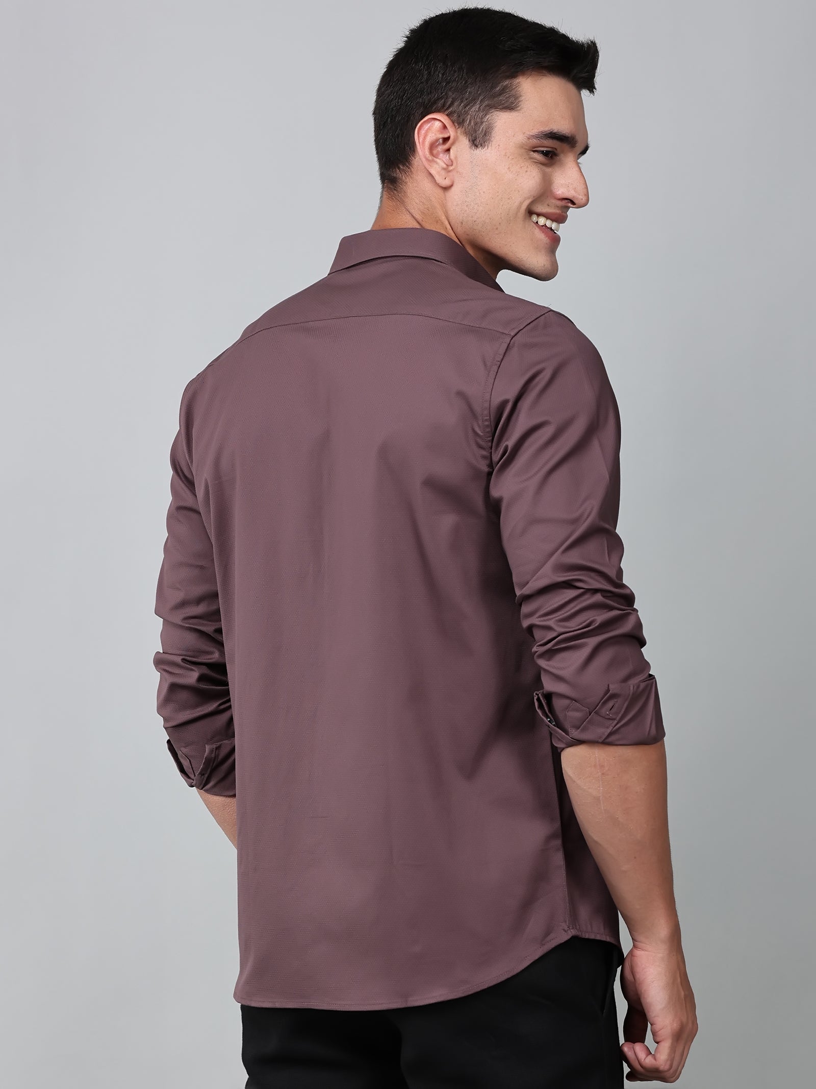 a model wearing a contour textured dusty rose shirt